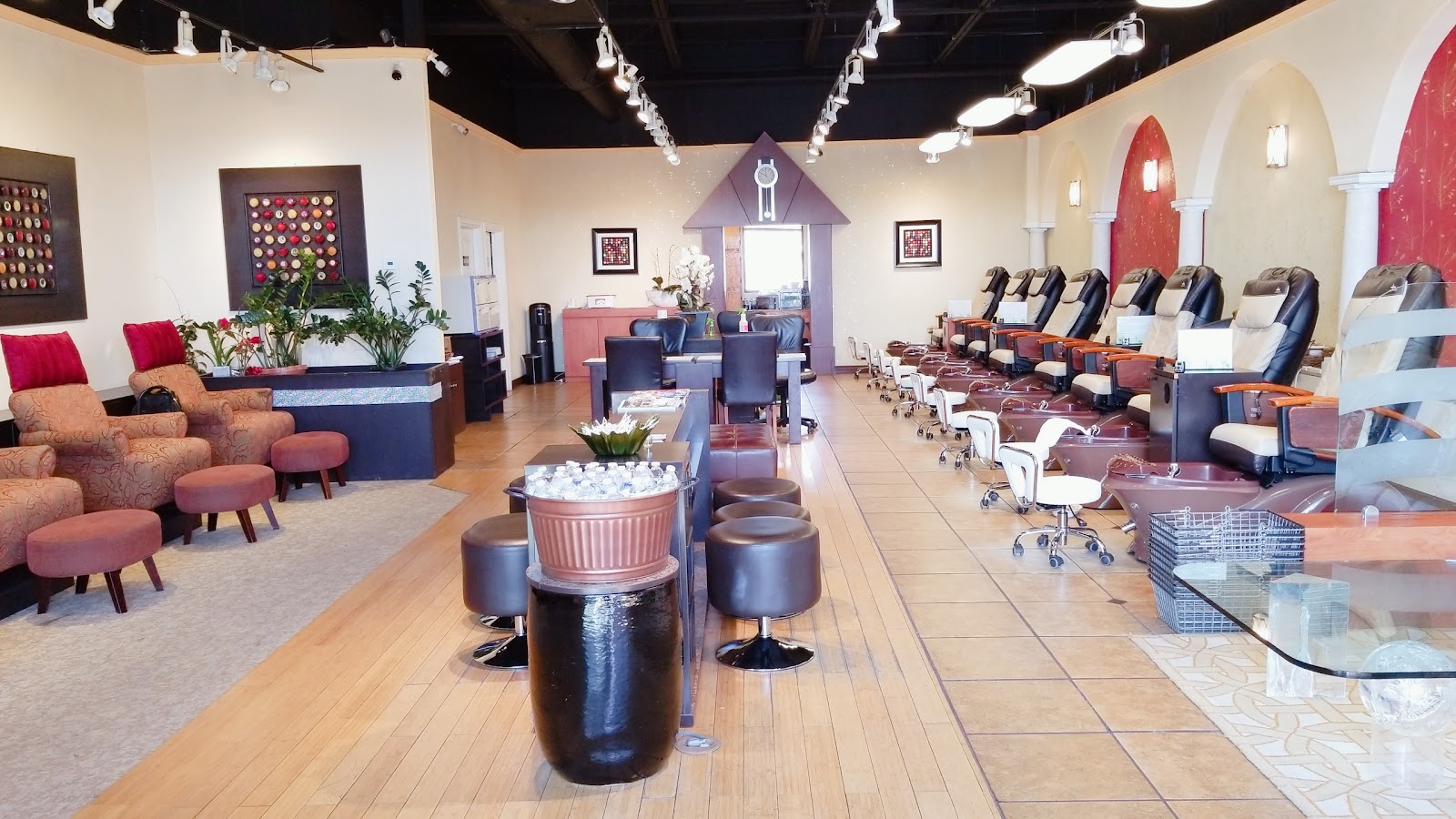 5Th Avenue Nails at DTC logo